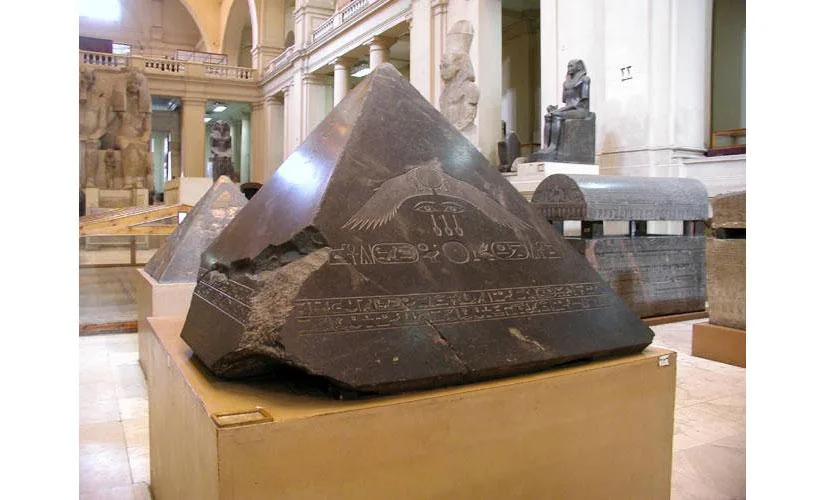 la-pir-mide-negra-de-dahshur-misterios-historia-y-c-maras